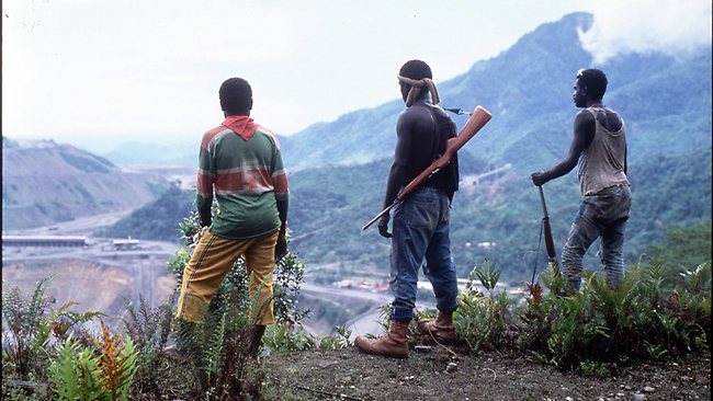 Guerrilleros del BRA ante la mina Panguna