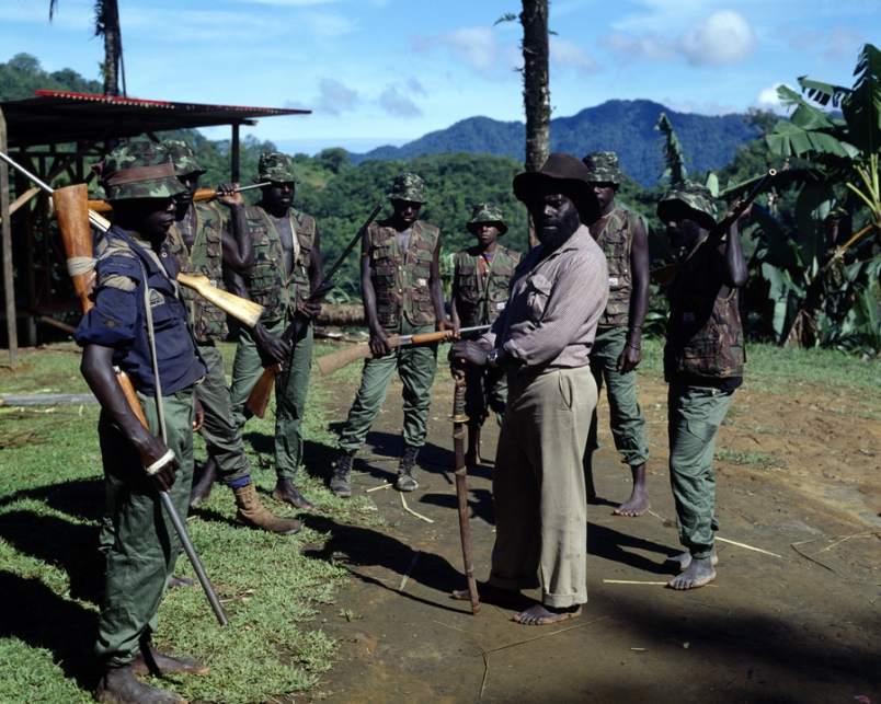 Francis Ona, en el centro de la imagen con sombrero marrón, dirigiendo a los guerrilleros del BRA