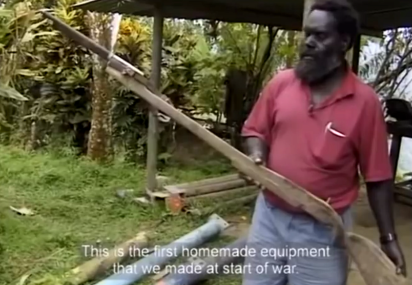 Francis ona mostrando en un documental las primeras armas improvisadas por el BRA