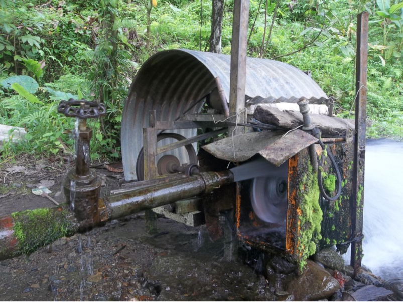 Generador hidroeléctrico improvisado, fabricado con elementos reciclados por la población de Bougainville durante el bloqueo
